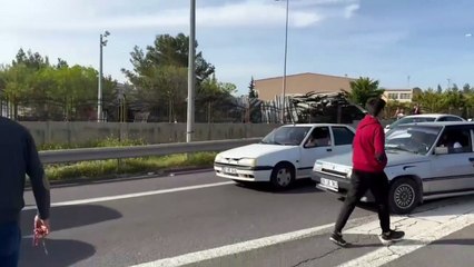 Erdoğan’ın konvoyu için kapatılan yolu tepkili vatandaşlar açtı