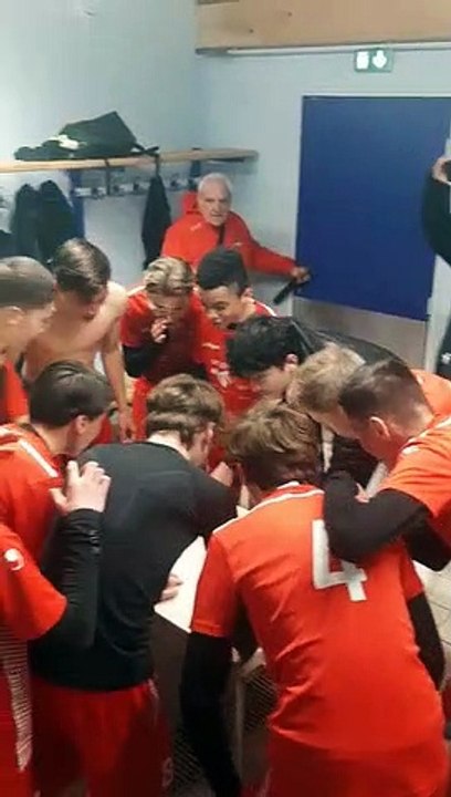 LE CHANT DE VICTOIRE DE NOS U15M DANS LE VESTIAIRE APRÈS LA QUALIF POUR LES 1/2 FINALE DE LA COUPE GVR !