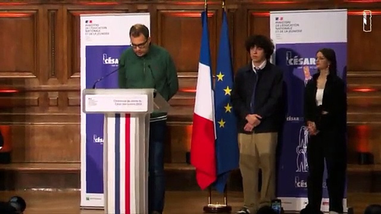 Le réalisateur Dominik Moll, qui a triomphé aux César avec "La nuit du12" s'en prend violemment à Emmanuel Macron devant Pap Ndiaye qui reste impassible