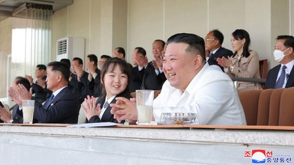北 김정은, 태양절 맞아 체육경기 관람...딸 주애 동행 / YTN