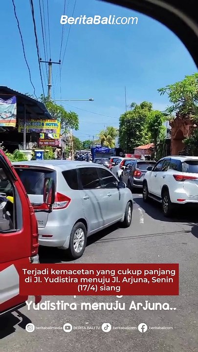 Terjadi kemacetan yang cukup panjang di Jl. Yudistira menuju Jl. Arjuna, Senin (17/4) siang