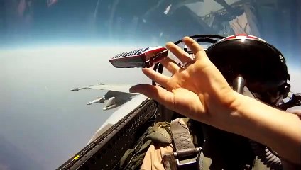 Comment se passer un Snicker avec style dans un avion de chasse - Gopro