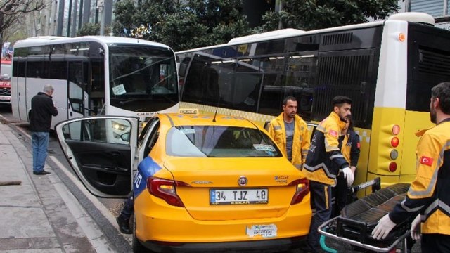 İstanbul’da 2 otobüs, taksi ve servis aracı birbirine girdi