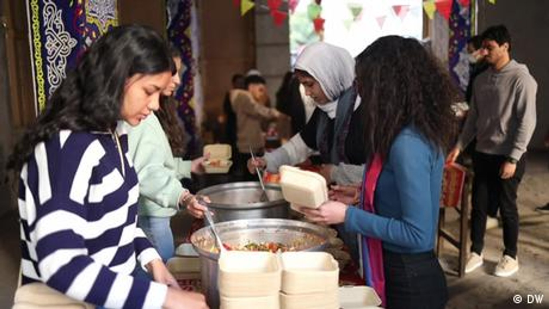 ⁣Sharing Ramadan meals in sustainable packaging
