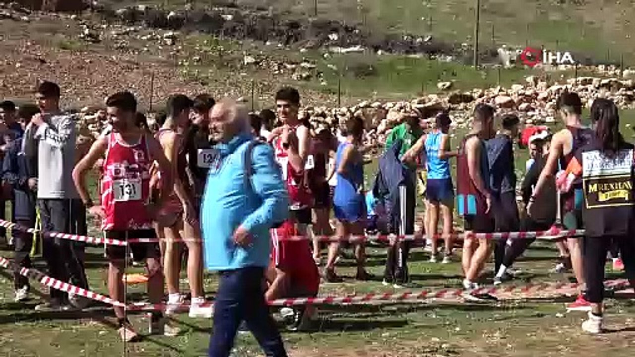Yarışmada ayakkabısı yırtılan kadın sporcu, koşuyu yalın ayakla tamamlandı
