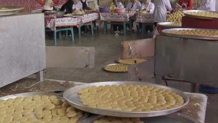 Gazzeli Kadınlar Ramazan Bayramı Öncesi İhtiyaç Sahibi Aileler İçin Tatlı Yapıyor