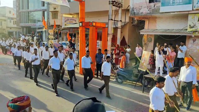 राष्ट्रीय स्वयंसेवक संघ के स्वयसेवकों ने सधे कदमों से किया पद संचलन