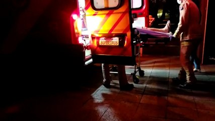 Mulher sofre queda em banheiro, vidro do box quebra e ela fica ferida