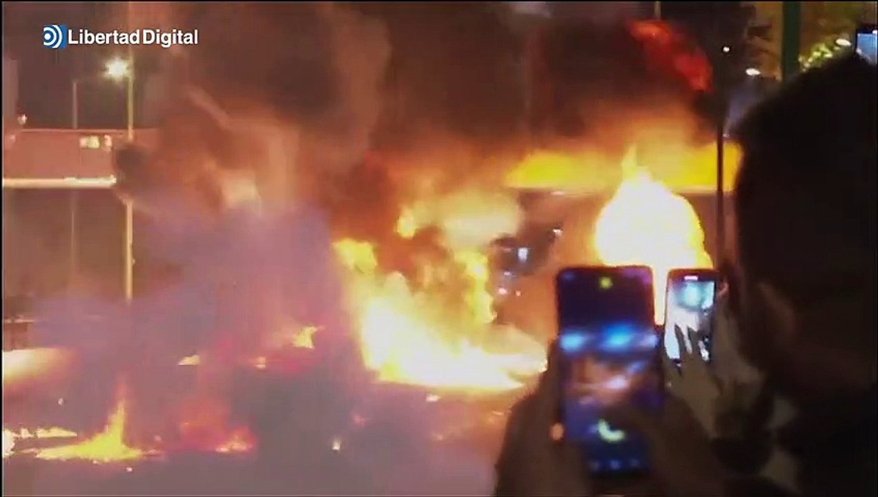 Cócteles molotov, bengalas y petardos en Atenas para celebrar la Pascua ortodoxa