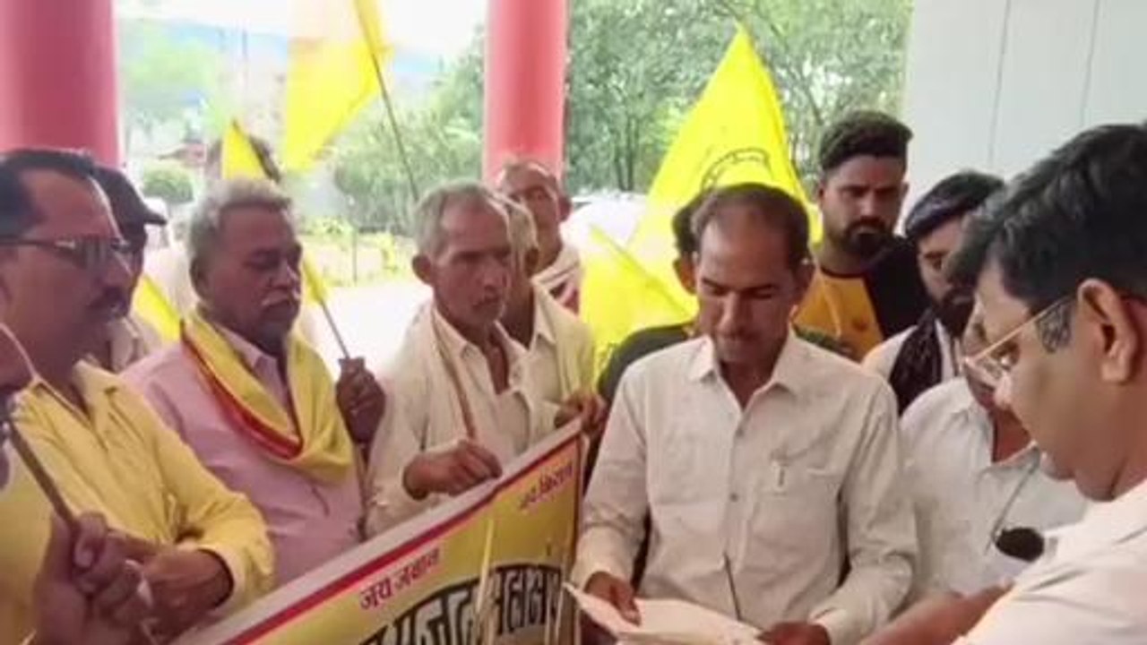 देवास :राष्ट्रीय किसान मजदूर महासंघ ने कलेक्टर कार्यालय में दिया ज्ञापन
