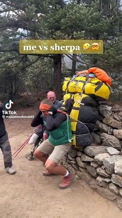Il tente de porter le sac d'un sherpa pendant une expédition