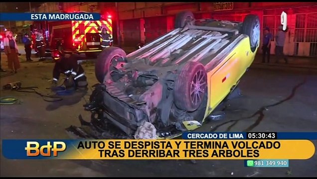 Auto se despista y termina volcado en Av. Abancay: dos personas resultaron heridas