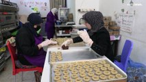 شاهد: صناعة المعمول وتحضير الفسيخ.. أكلات شعبية تقليدية لا تغيب عن قطاع غزة