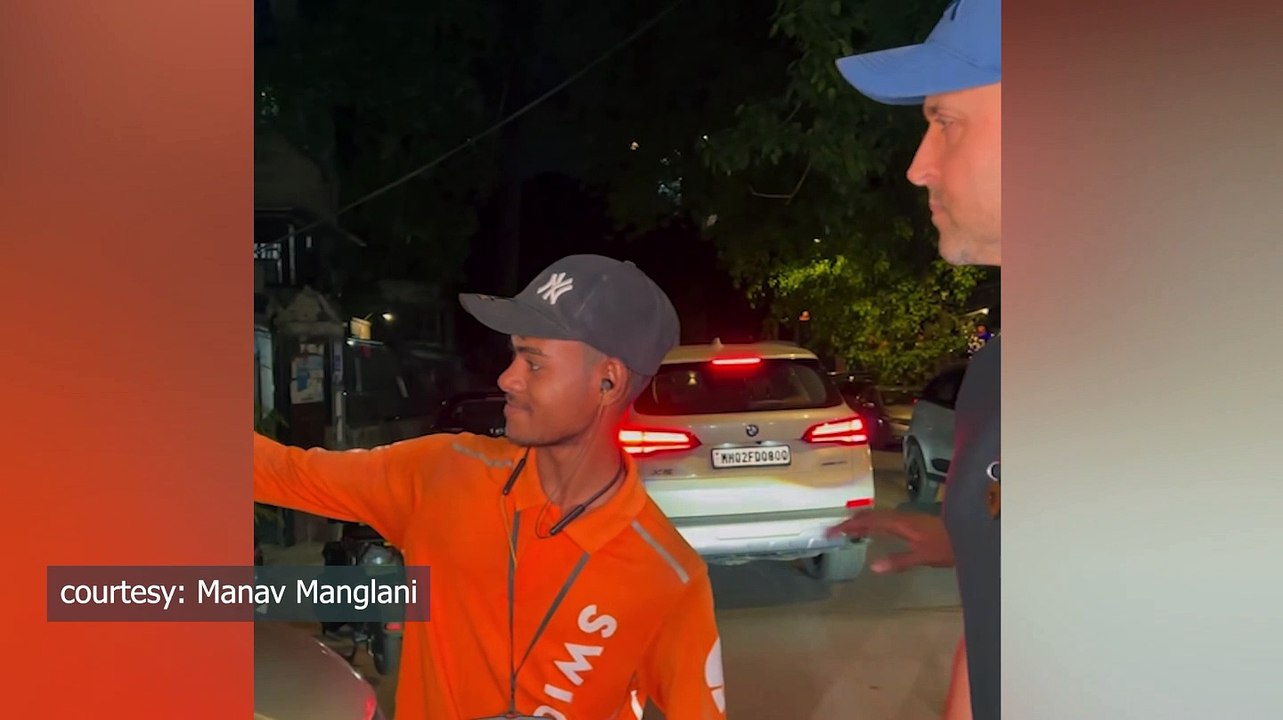 _Hrithik's security pushes delivery boy, video