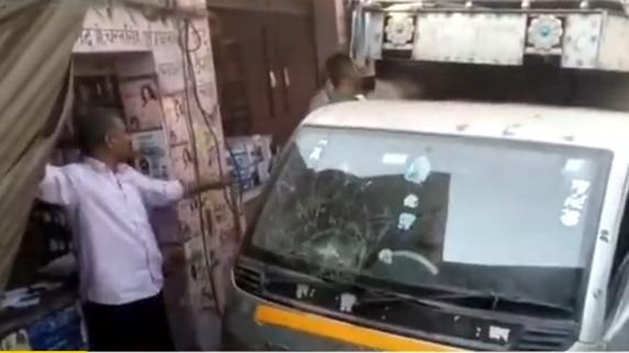 अलीगढ़: दुकानों में घुसी बेकाबू मैक्स गाड़ी, हादस...