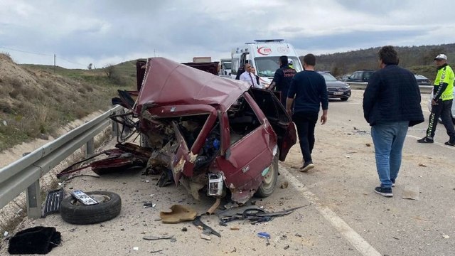 2 araç çarpıştı 1 ölü, 7 yaralı: İlk müdahaleyi milletvekili adayı yaptı
