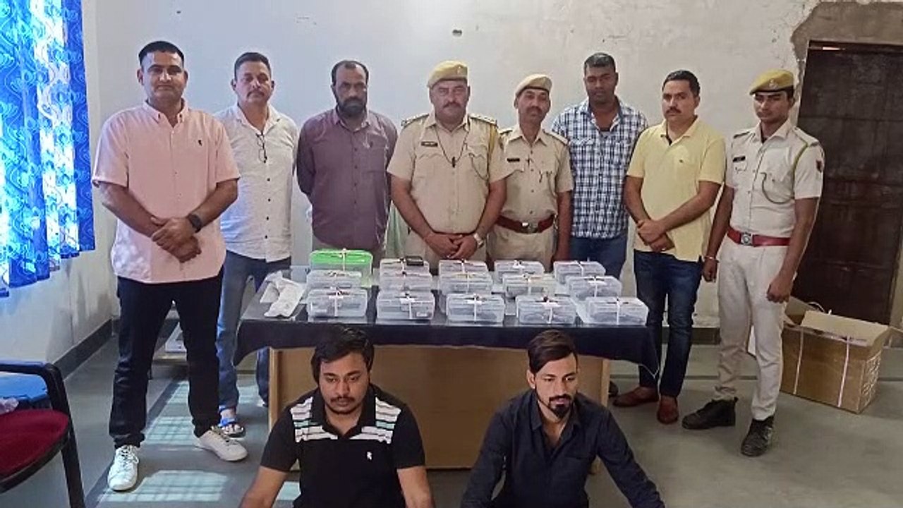 12 पिस्टल और दो देशी कट्टे सहित दो तस्कर पकड़े