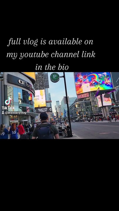 2023-04-16-canada mein weekend kaisay guzta hai/Young dundas square Toronto Canada Eaton centre