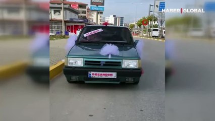 Boşandıktan sonra aracını gelin arabası gibi süsledi: İyi ki bitti