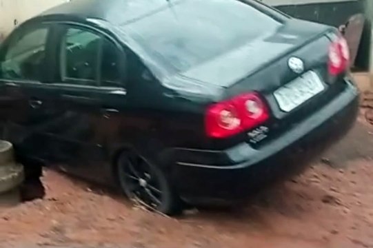 Carro fica preso em cratera que se abriu durante chuvas no parque Industrial de Umuarama
