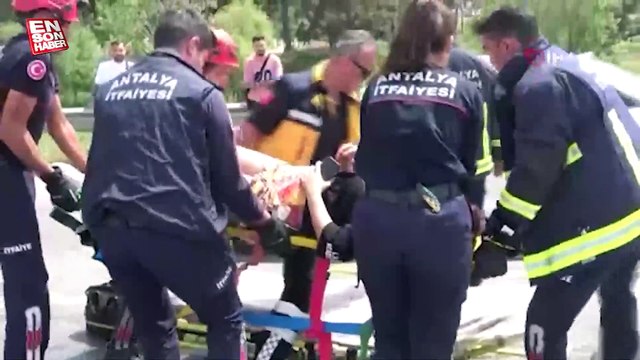 Antalya'da 4 aracın karıştığı, 7 kişinin yaralandığı kazada can pazarı yaşandı