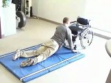 Cum să ajungi înapoi în scaunul cu rotile după ce ai căzut la podea