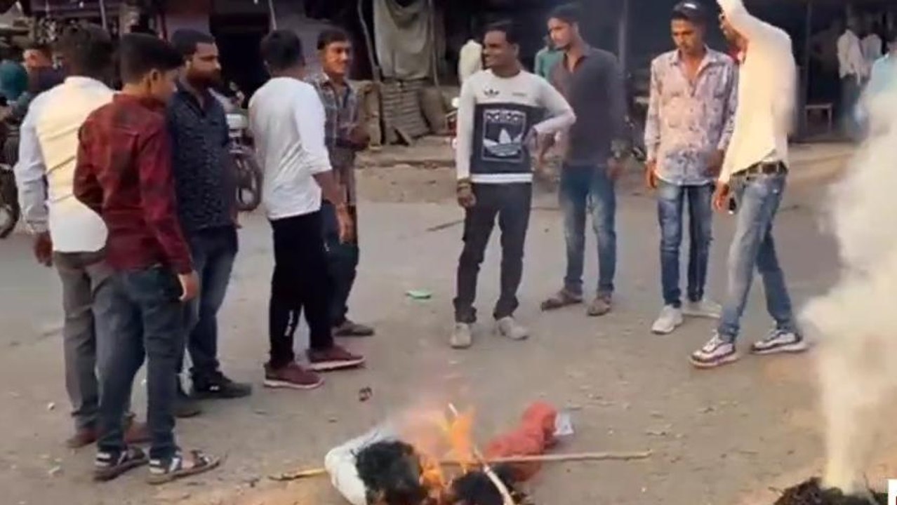 दमोह: नेता प्रतिपक्ष के बयान से गरमाई सियासत,भाजपा ने फूंका पुतला
