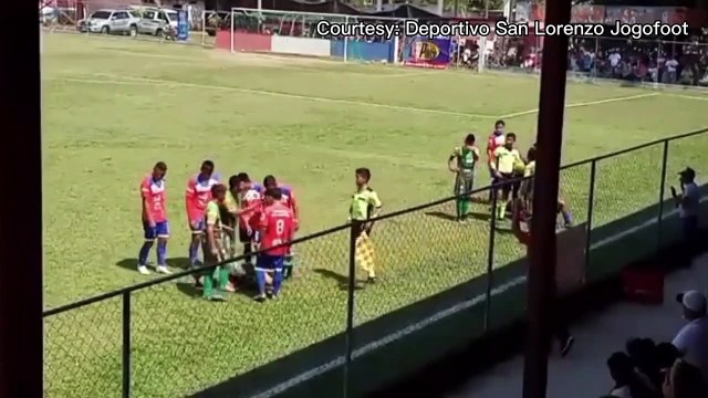 Ce joueur de foot simule d'avoir reçu un projectile d'un supporter