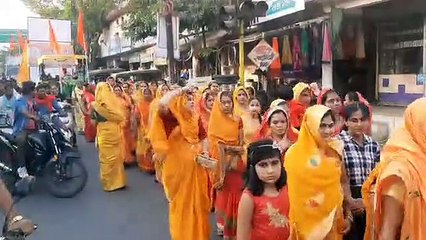 पुरुष सफेद और महिलाएं केसरिया परिधान में हुई शोभायात्रा में शामिल