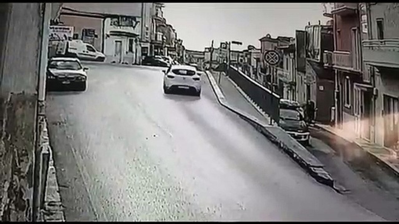 Paura a Comiso, auto sfonda una ringhiera e vola sulla strada di sotto: 4 feriti