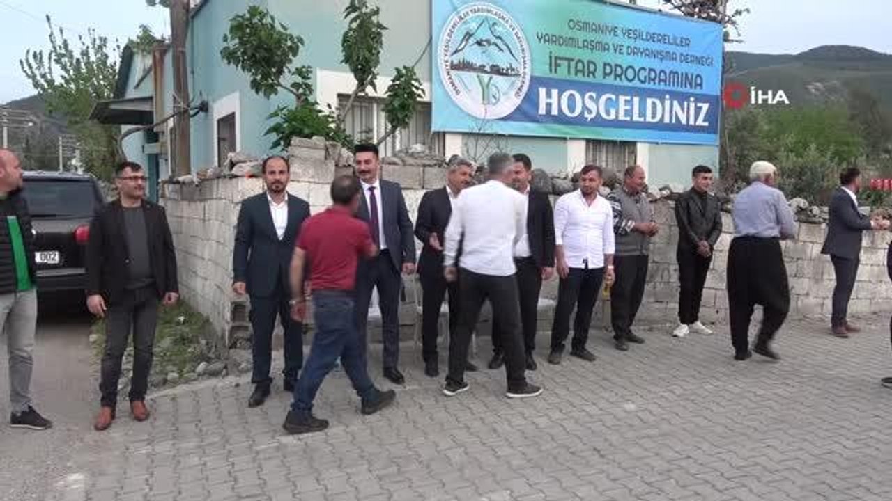 Osmaniye'de iftar öncesi kum sanatı ve semazen gösterisi