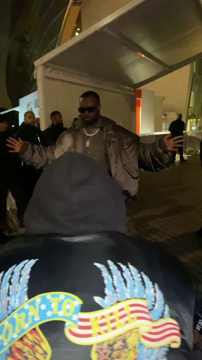 Maître Gims arrivant au concert de Jay Z à la fondation Louis Vuitton à Paris, France, le 14 avril 2023.