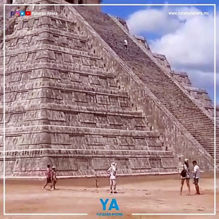 jovem sobe Chichen Itzá