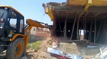 सड़क सीमा में काटे भूखंड, जेडीए ने किए ध्वस्त