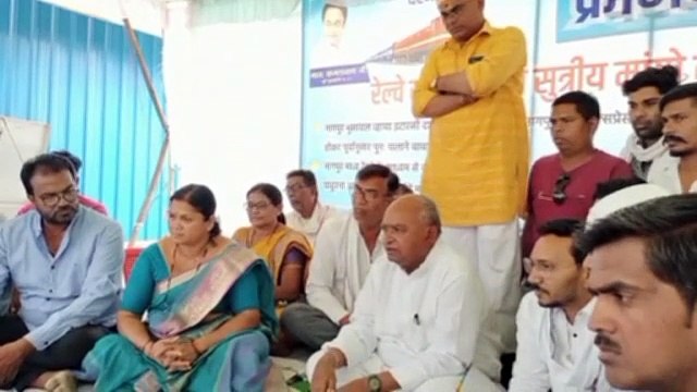 वीडियो : भूख हड़ताल पर जनप्रतिनिधियों से मिले रेलवे अधिकारी