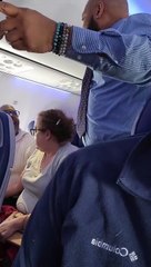 Passageiro exalta-se com bebé a chorar e é expulso de voo nos EUA