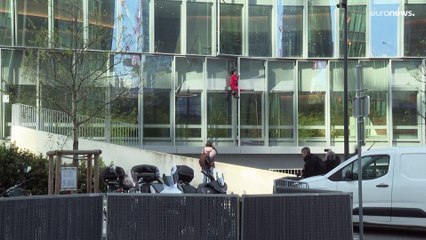 شاهد: "الرجل العنكبوت" الفرنسي يحتج على قانون التقاعد بتسلق 38 طابقاً