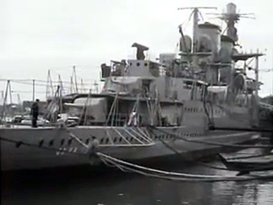 Kapal perang AL Belanda HMMS Java masuk dok