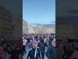 Allocution d’Emmanuel Macron : plusieurs centaines de marseillais sont rassemblés devant la mairie