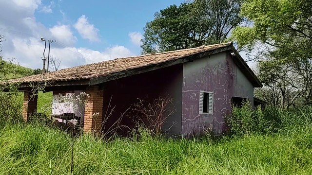 CASA ABANDONADA COM PISCINA... TINHA ATÉ MÓVEIS DENTRO