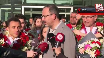 Mehmet Kasapoğlu, İzmir'e altın madalyalarla dönen sporcuları Togg ile karşıladı