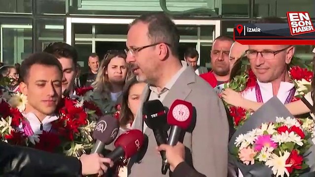 Mehmet Kasapoğlu, İzmir'e altın madalyalarla dönen sporcuları Togg ile karşıladı