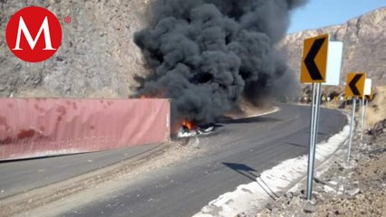 Tráiler vuelca y se incendia en autopista Siglo XXI en Michoacán