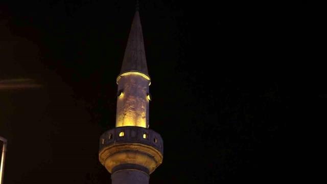 Akşam ezanı bu kez erken değil geç okundu, vatandaşlar dakikalarca ezanı bekledi