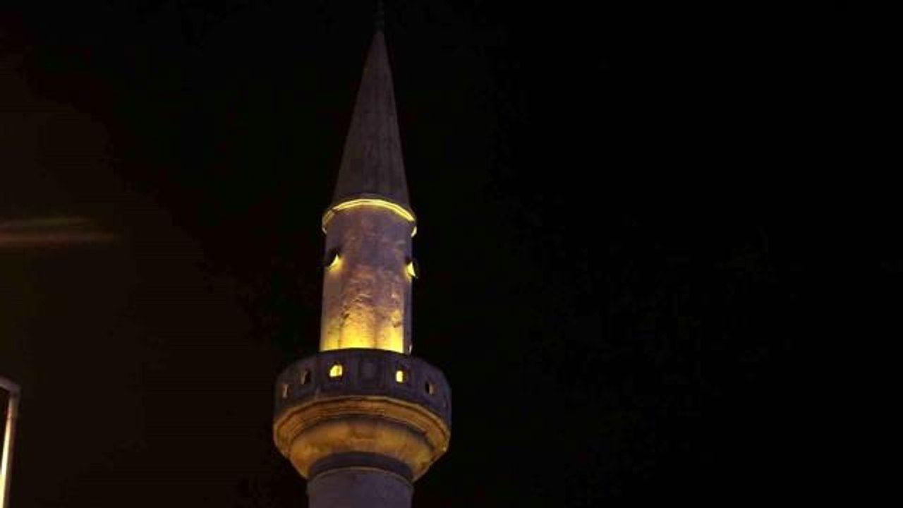 Akşam ezanı bu kez erken değil geç okundu, vatandaşlar dakikalarca ezanı bekledi