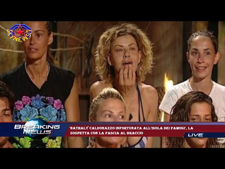'Nathaly Caldonazzo infortunata all'Isola dei Famosi', la  sospetta con la fascia al braccio