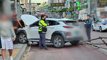 퇴근길 버스정류장으로 SUV 돌진...운전자 다쳐 / YTN