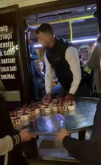 Otobüsleri durdurup yolculara helva ikram ettiler