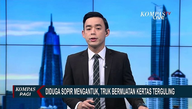Diduga Sopir Mengantuk, Truk Muatan Kertas Terguling di KM 52 Tol Cakung!
