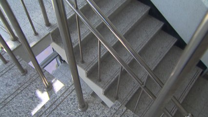 [뉴스라이더] 난간 사이로 두 돌 아기 추락사..."안전장치 부족했다" / YTN